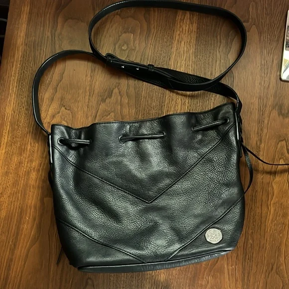 Vince Camuto black leather bucket crossbody bag, cinch top and tassels - Picture 10 of 17